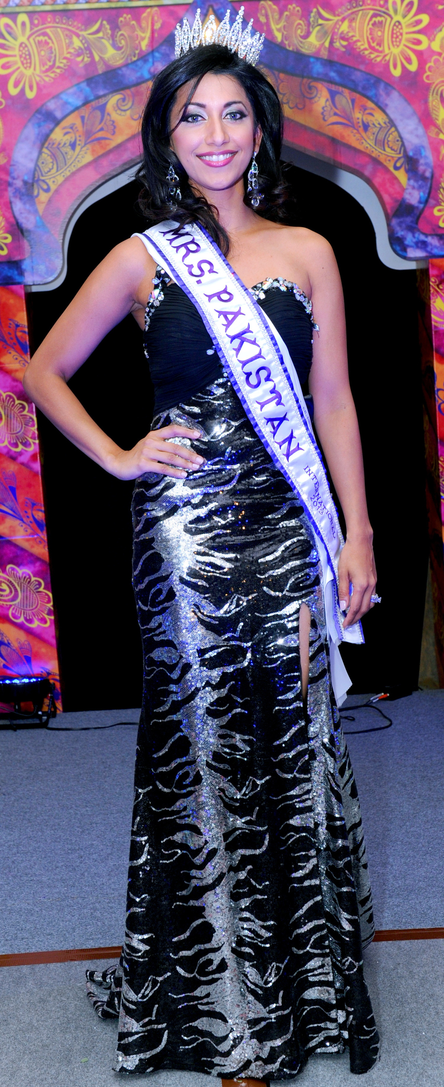 Sanam Azeem Mrs. Pakistan International 2013 — crown and sash