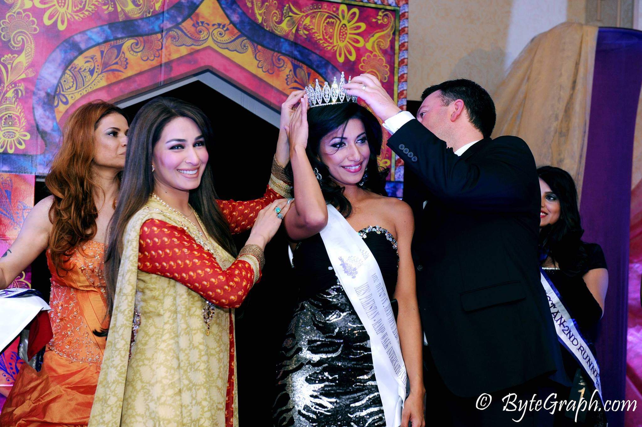 Actress Reema Khan crowning Sanam Azeem at Mrs. Pakistan International pageant